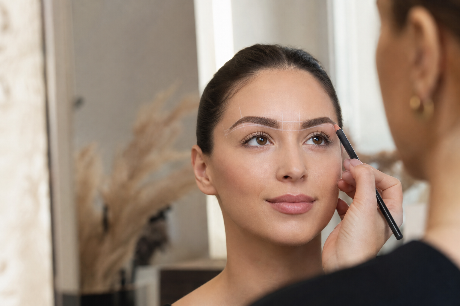 Microblading bei zu rund gezupften Augenbrauen in einem hochwertigen Berliner Beauty-Studio